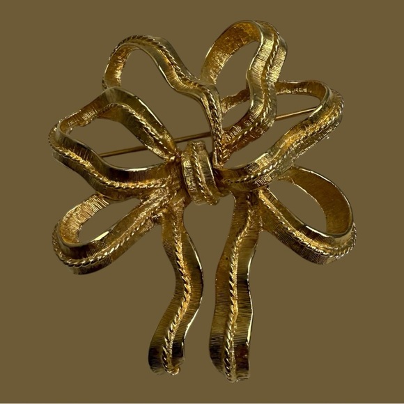 Vintage Bow Brooch Pin Signed Monet Gold Tone - Picture 1 of 7